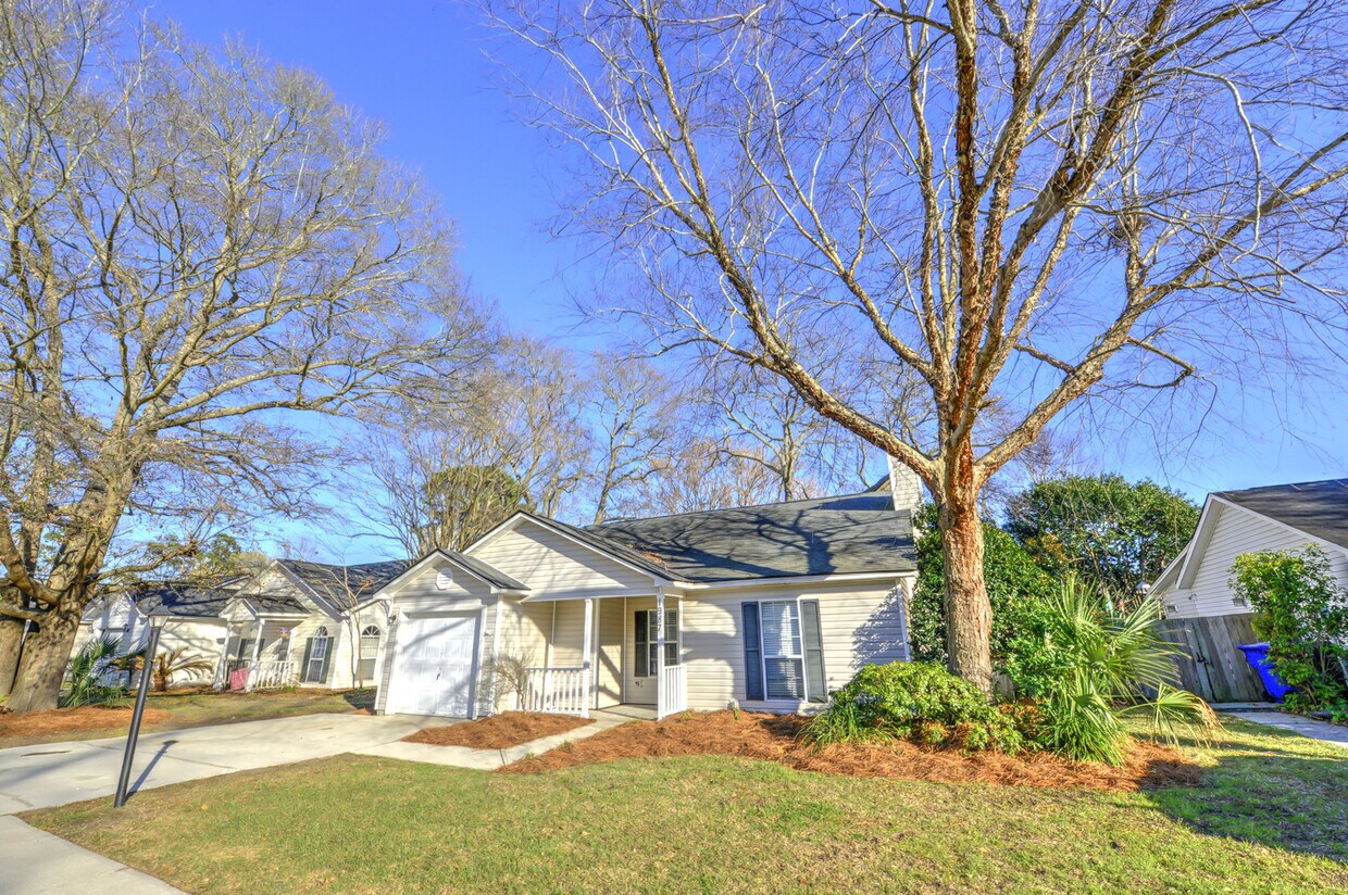 Foto principal - Gorgeous 3 BR, 2 BA , 1 Car Garage Home Of...