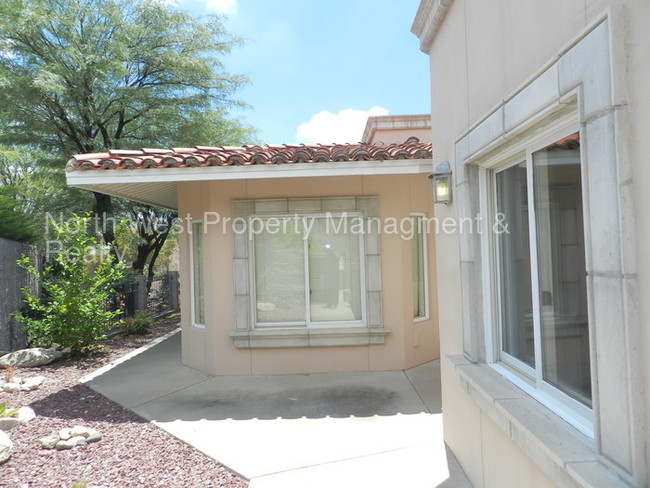 Building Photo - 6361 N Skyline Ct