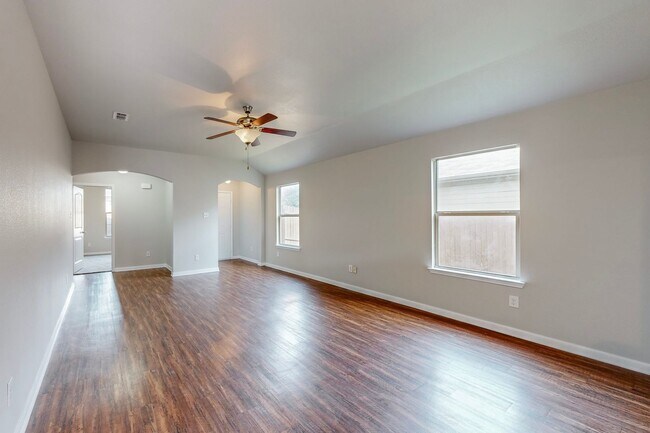 Foto del edificio - Beautiful 4 Bedroom in Encino Hills
