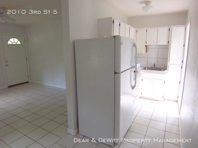 Building Photo - Old Southeast Duplex - Walk or Bike to Dow...