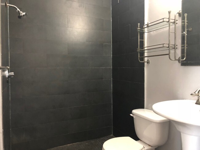Baño - 1000 SW 12th Ct