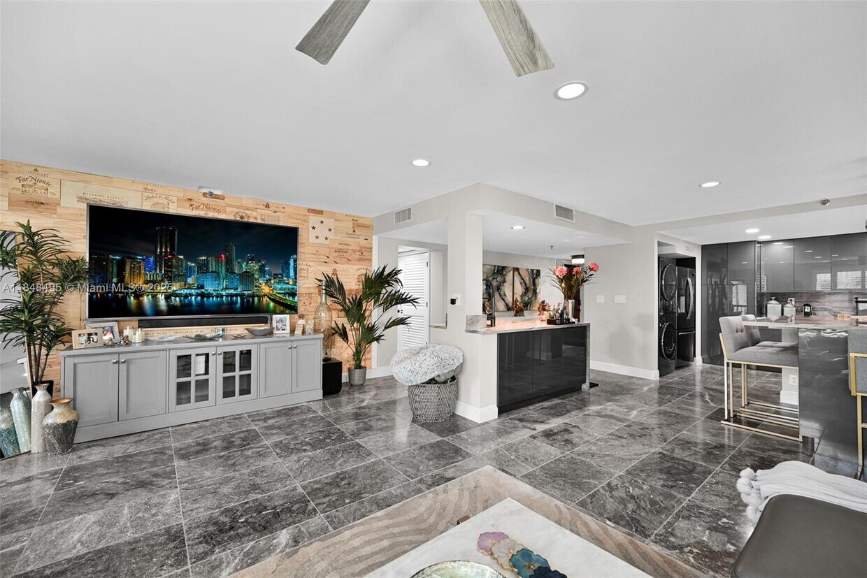 Primary Photo - 372 Golfview Rd
