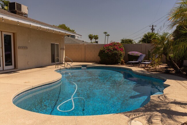 Foto del edificio - 6821 E Palm Ln