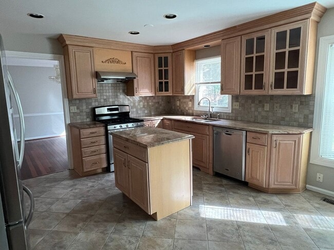 Building Photo - Great Location,  Generous Space, and Luxur...