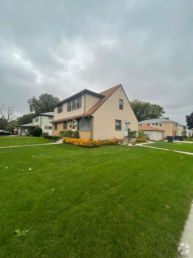 Building Photo - 6071 S Lake Dr