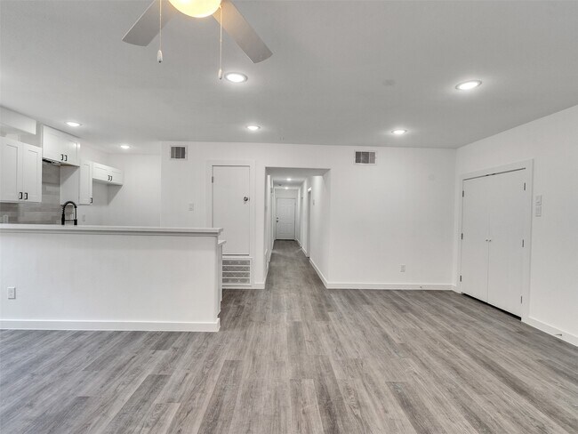 Foto del edificio - 6742 Madrid St