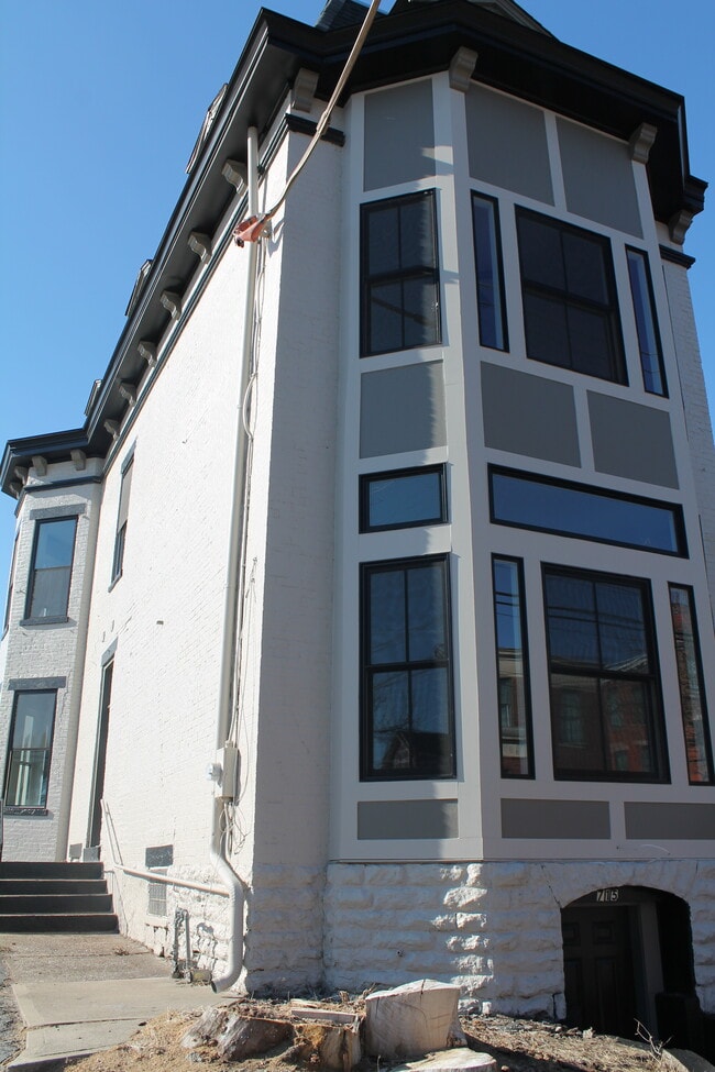 715 Greenup St Unit 3 Third Fl w Roof Deck, Covington, KY 41011