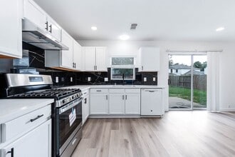 Building Photo - 10218 Dr Peridot Cove