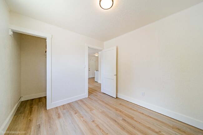 Building Photo - 725 2nd St