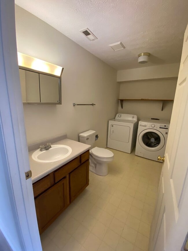 Building Photo - Northside Bloomington 3BR/2.5BA Townhome