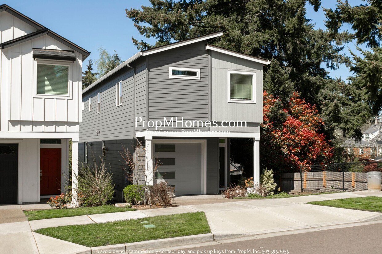 Foto principal - Modern Three Bedroom Home in SW Portland!