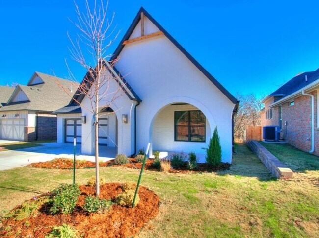 Foto del edificio - Model Home in East Edmond + 3 bedrooms + B...