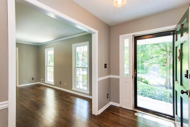 Building Photo - 2850 Whitby Dr