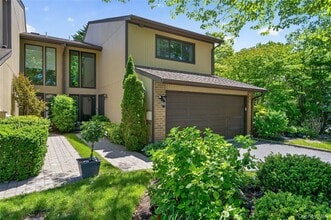 Building Photo - 60 Wimbledon Dr