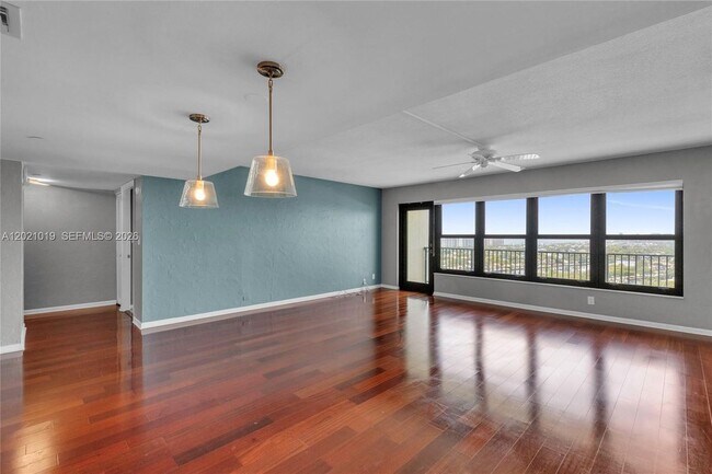 Building Photo - 3200 Port Royale Dr N
