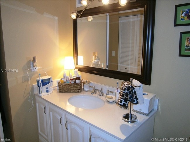 Building Photo - 600 Parkview Dr