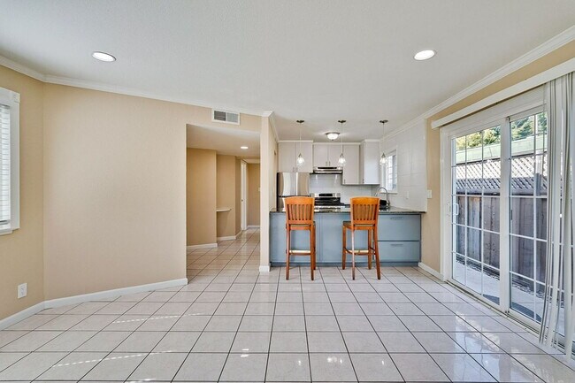Foto del edificio - "Charming 2-Bedroom Retreat with 1100 Sq Ft of Comfort in Santa Clara!"
