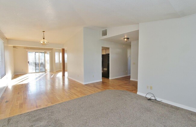 Foto del edificio - 1563 Sunset Dr