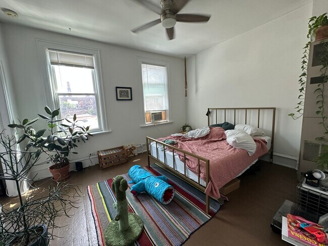 Foto del edificio - 1049 N Marshfield Ave