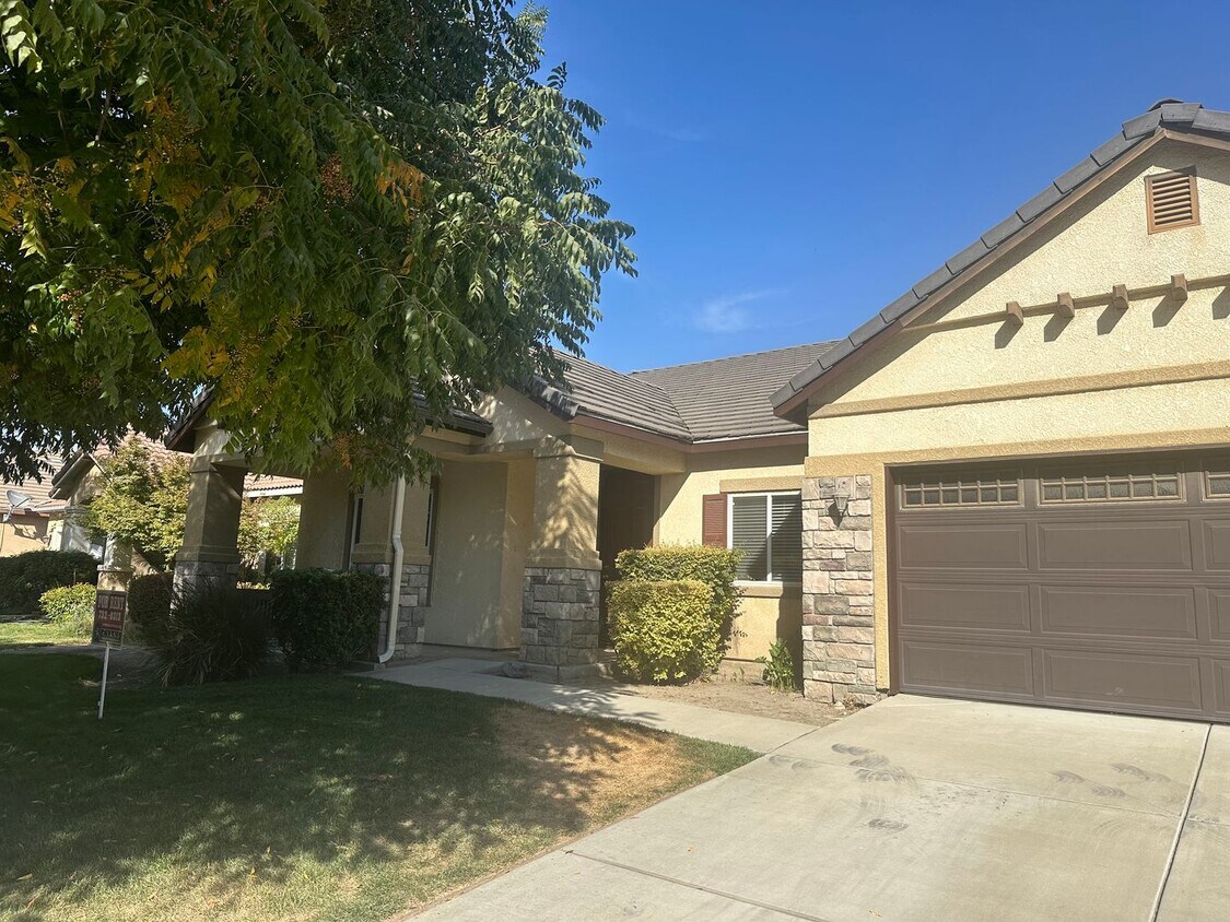 Building Photo - Spacious house in a well established neighborhood close to shopping and restaurants!