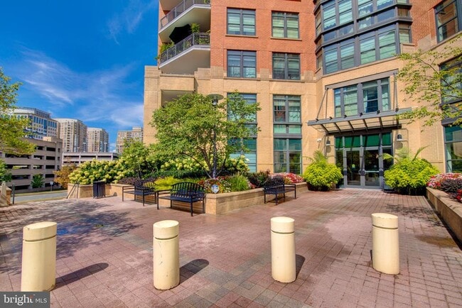 Building Photo - 1830 Fountain Dr