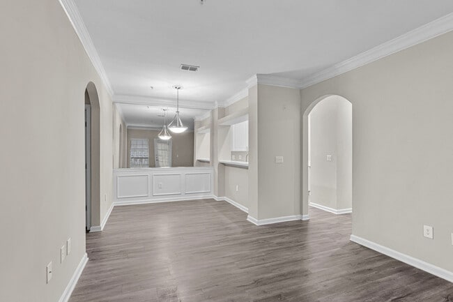 Building Photo - Creekside Corners