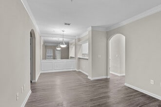 Building Photo - Creekside Corners