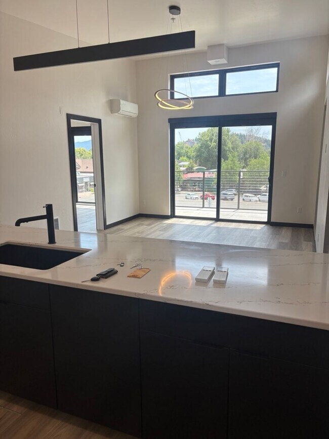 Foto del edificio - Modern Midtown Living | 2 Bed, 2 Bath Near...
