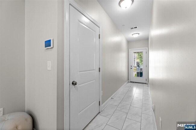 Building Photo - 129 Roosevelt Dr
