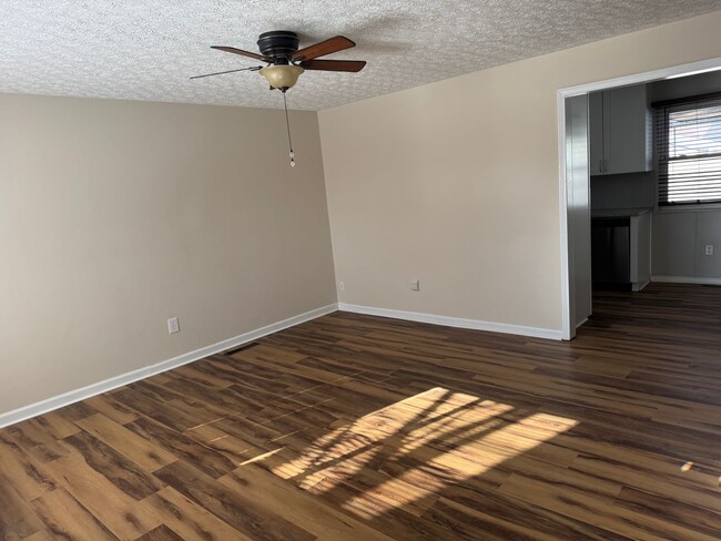 Building Photo - 4 Bedroom, 1.5 Bath Single Family Home Hil...