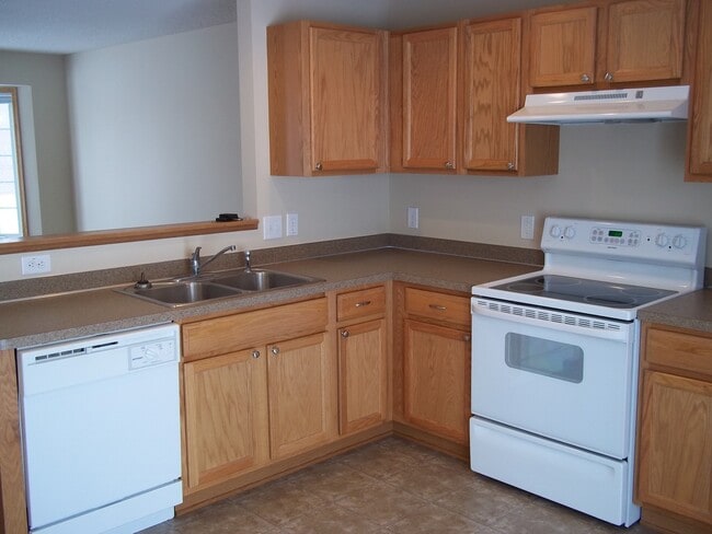 Building Photo - Hugo 2 Bed/2 Bath Water's Edge Townhome - ...