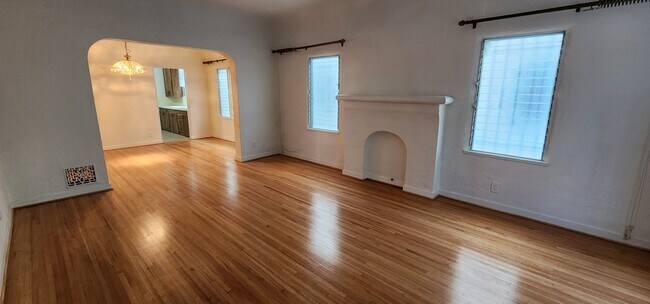 Building Photo - 419 N Stanley Ave