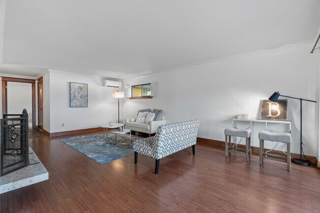 Building Photo - 300 N 137th St
