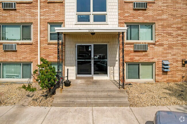 Entrada - Knollwood Apartments