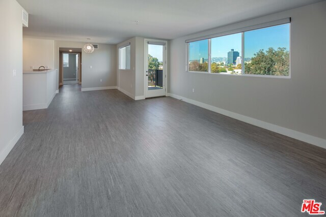 Foto del edificio - 5210 W Olympic Blvd