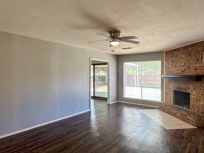 Foto del edificio - 3 Bedroom / 2 Bath / 2 Car Garage in Quiet...