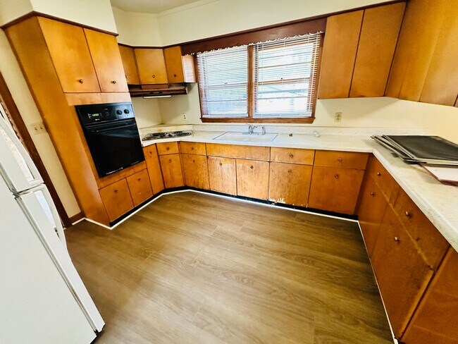 Building Photo - 3 Bedroom 2 Bath House 1 Car Garage