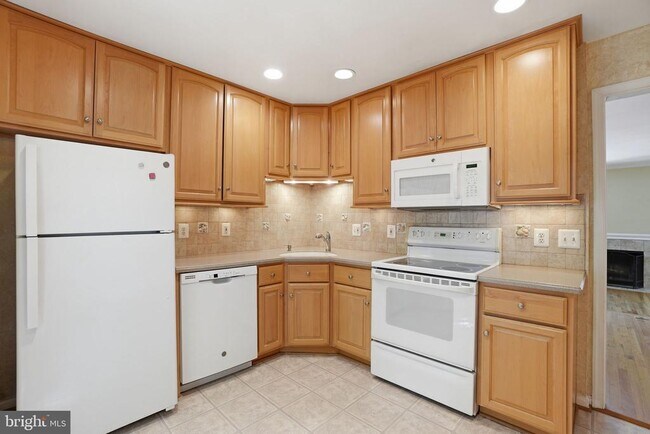 Building Photo - 2391 Hunters Square Ct