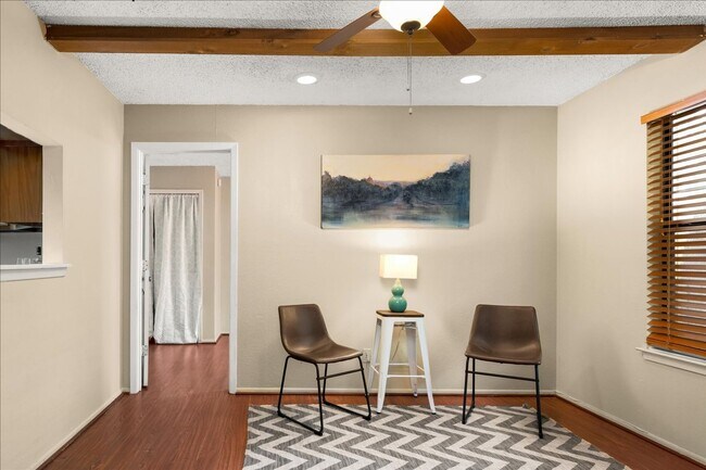 Building Photo - Great Location, Immediate Move In available - 2 bed / 2 bath Condo!