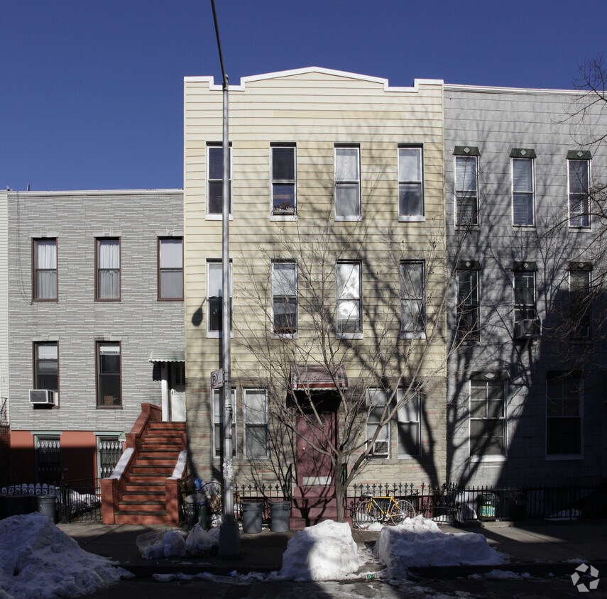 Building Photo - 171 India St