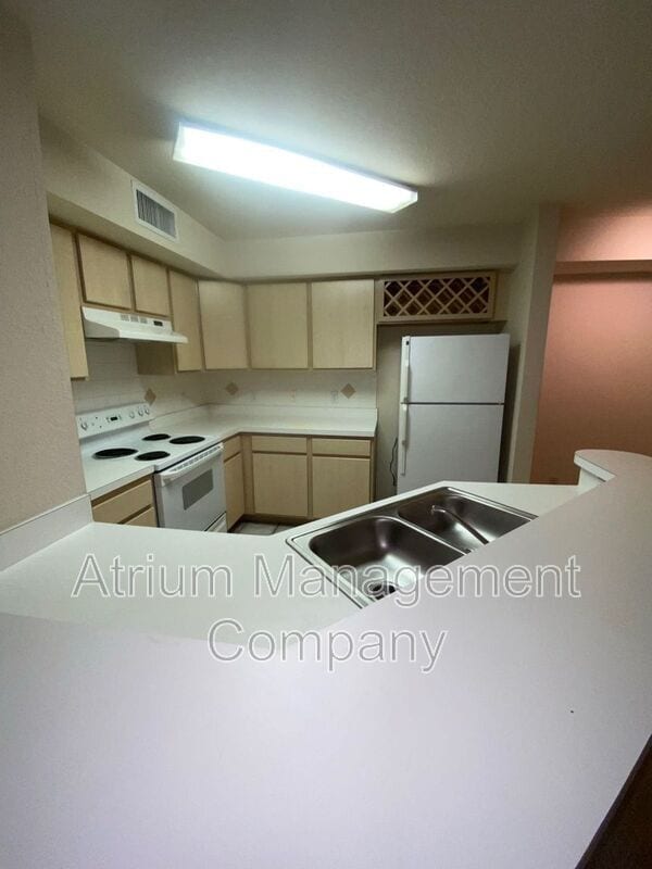 Building Photo - 829 Camargo Way