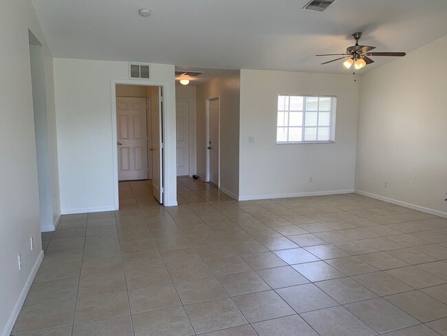 Building Photo - ** PET-FRIENDLY 3 Bedroom Duplex in Lehigh...