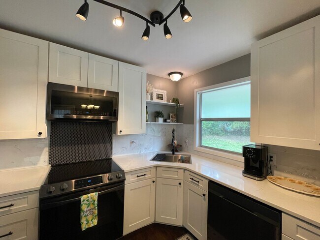 Building Photo - Modernized 3 Bedroom