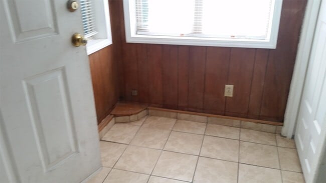 Building Photo - 3213 Center St NE