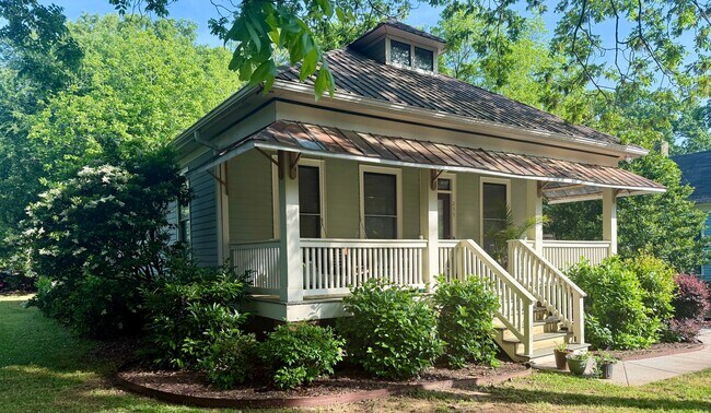 Building Photo - Beautiful Three Bedroom on Boulevard Heights