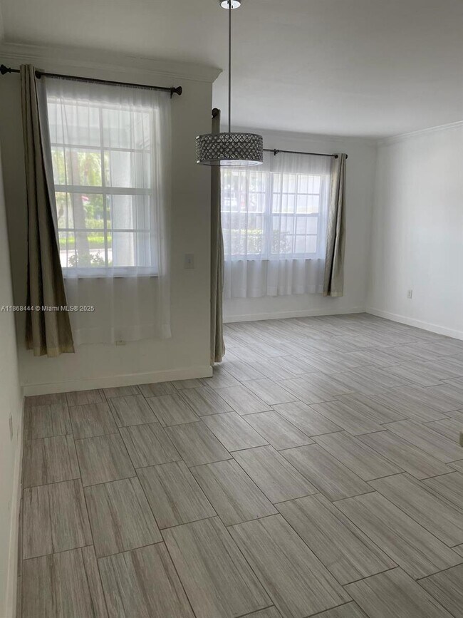 Foto del edificio - 3155 NE 184th St