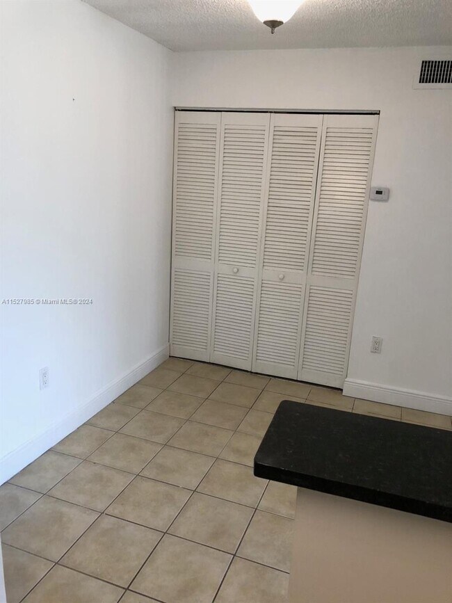 Foto del edificio - 7230 NW 179th St