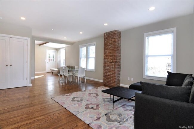 Building Photo - 13 S Ferris St