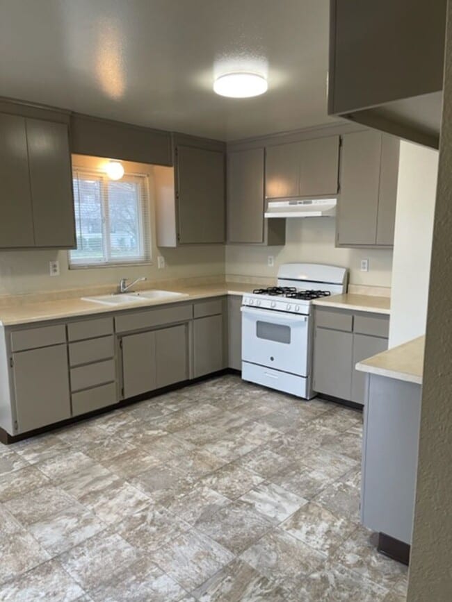 Building Photo - 3313 Willow Ln