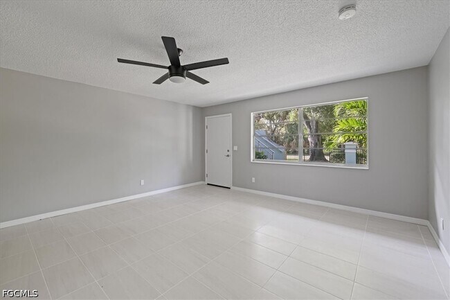 Foto del edificio - 3225 E Riverside Dr